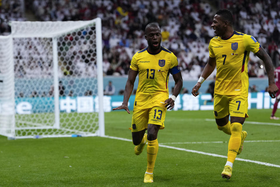 Enner Valencia (13) celebra con su compañero Pervis Estupiñán tras anotar de penal contra Qatar en el Grupo A del Mundial, en Al Khor, Qatar, el domingo 20 de noviembre de 2022. (AP Foto/Manu Fernández)