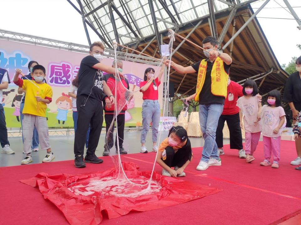 雲林家扶近千戶服務家庭歲末回娘家，「被」感幸福。（記者陳正芬攝）