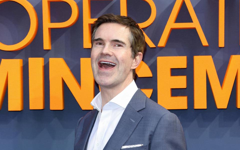 Ausgerechnet Jimmy Carr: Auch am Moderator entzündet sich die Kritik an der kontroversen Show auf Channel 4. (Bild: Tim P. Whitby / Getty Images for Warner Bros.)