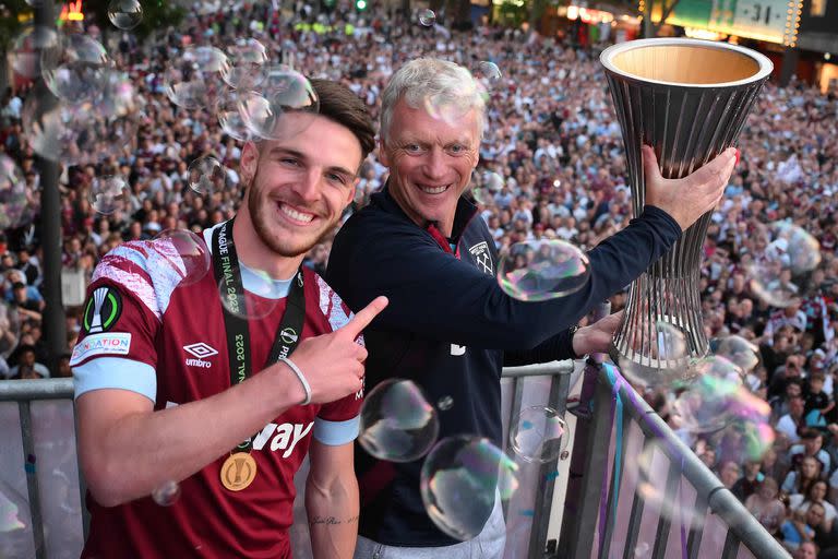 David Moyes, DT de West Ham, con el volante Declan Rice y los festejos del día después ante sus hinchas tras la obtención de la Conference League