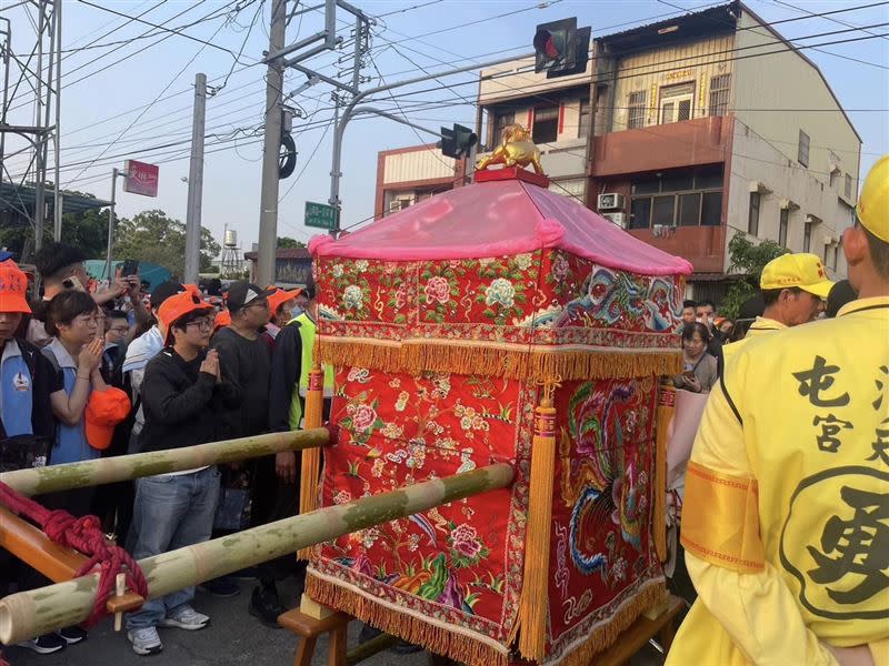 「粉紅超跑」鑾轎魅力，吸引18萬信眾追隨。（圖/白沙屯拱天宮臉書）