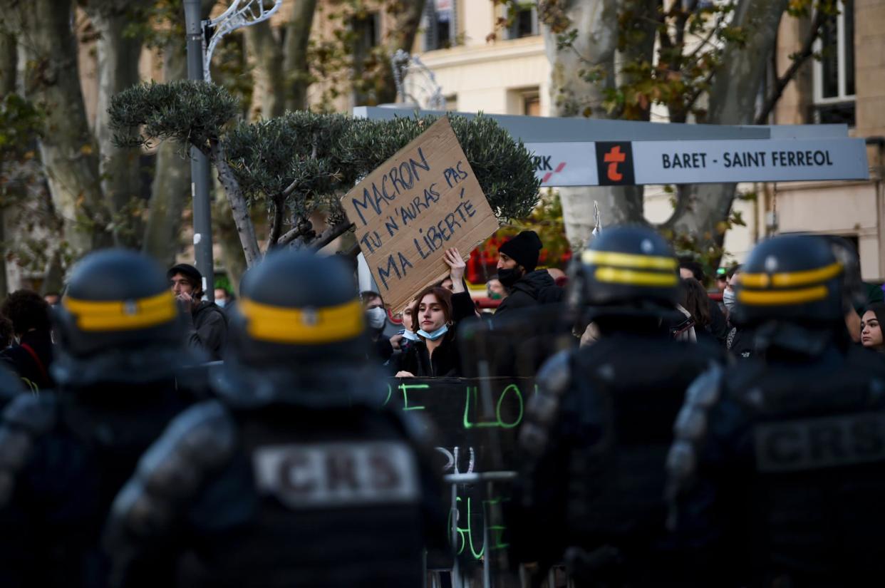 CRS face à des manifestants.  - Clément Mahoudeau