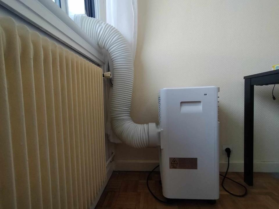 在法國家庭安裝可移動式冷氣，不需在外牆安裝分離器。但需要接通風排氣管，降溫效果也不如固定式冷氣。攝影：謝易達