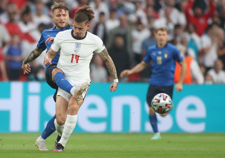 El mediocampista inglés Mason Mount (L) está marcado por el mediocampista italiano Marco Verratti (C) y el delantero italiano Lorenzo Insigne durante el partido de fútbol final de la UEFA EURO 2020 entre Italia e Inglaterra en el estadio de Wembley en Londres el 11 de julio de 2021.