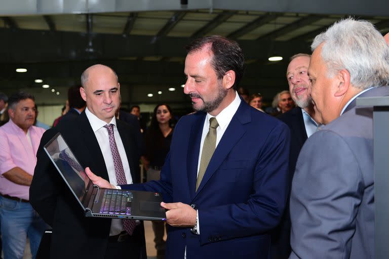 Ariel Sujarchuk, intendente de Escobar, en la inauguración de la planta automatizada de Pixart en Escobar, donde ensamblarán PCs y robots