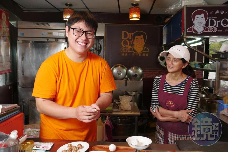 學中餐的廖宥鈞（左）在菜單上補齊「甜湯圓」「燒麻糬」等熱湯甜食，幫忙老店轉型成為特色湯圓店。