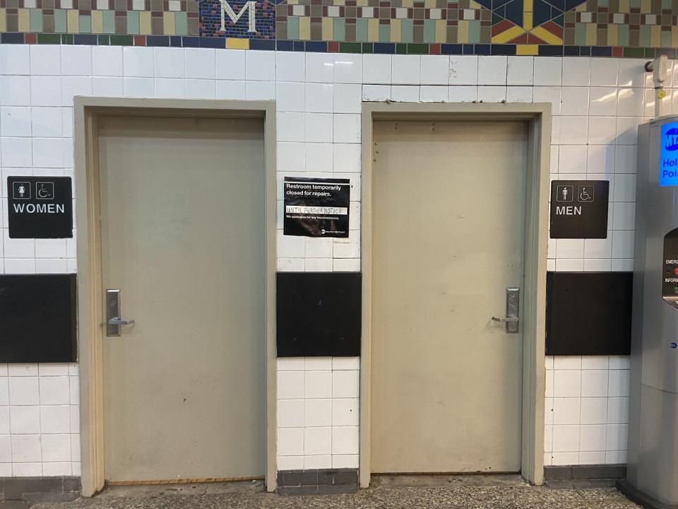 紐約市地鐵，明年1月將重開部分廁所，圖為明年將重開、目前仍關閉的法拉盛地鐵站公廁。(記者鄭怡嫣／攝影)