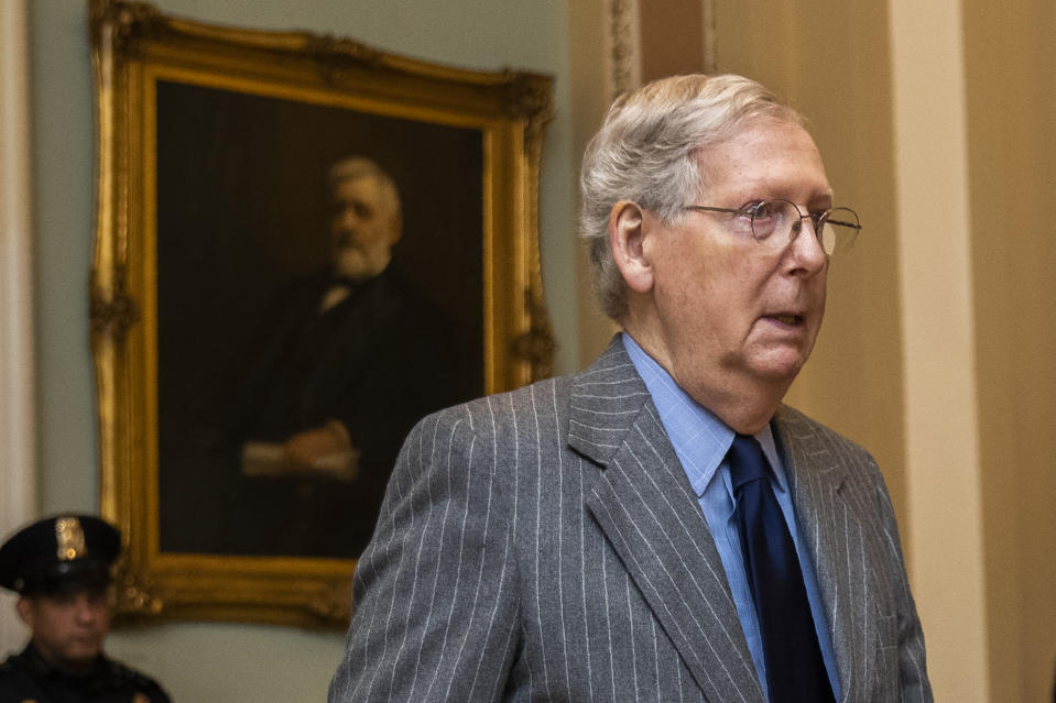 El líder de la mayoría del Senado Mitch McConnell sale del pleno del Senado en el Capitolio el 15 de enero de 2020 en Washington. (AP Foto/Manuel Balce Ceneta)