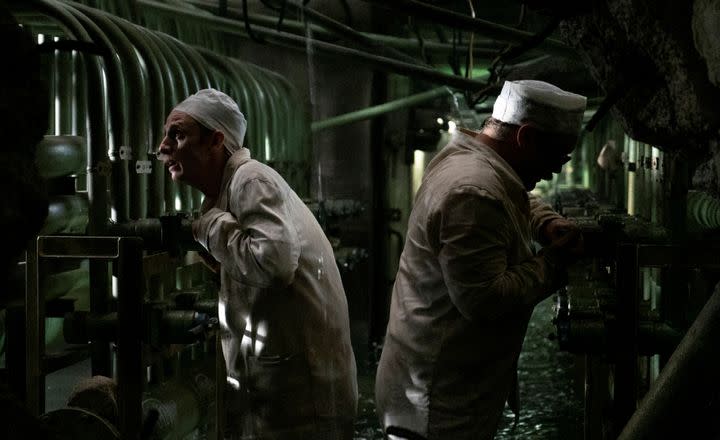 "Chernobyl" entpuppt sich nicht nur als detailgetreue Rekonstruktion einer der größten Katastrophen der Menschheitsgeschichte, sondern auch als Warnung vor einer Wiederholung der Ereignisse: Wo endet die Wahrheit, wo beginnt die Lüge?