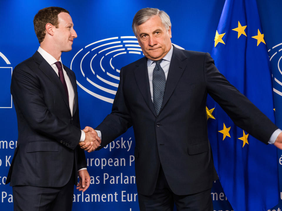 Antonio Tajani (r), EU- Parlamentspräsident, begrüßt Mark Zuckerberg, Facebook-Chef, im Europaparlament. (Bild-Copyright: Wijngaert/AP/dpa)