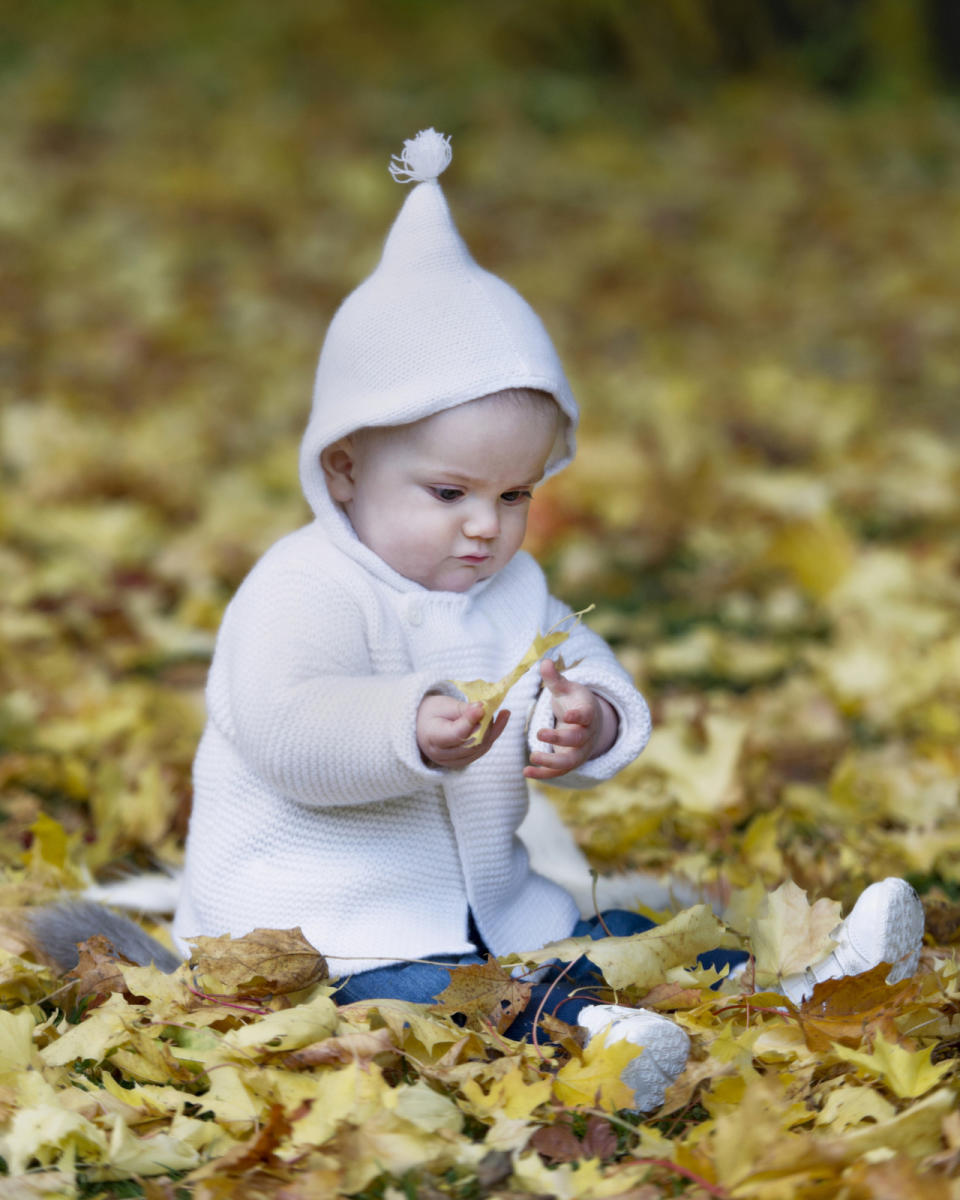 Alles so schön gelb und alles knistert so toll – das muss sich Estelle von Schweden ganz genau anschauen. Mit konzentriertem Blick scheint sie jedes einzelne Blatt studieren zu wollen. Auch heute liebt Estelle den Herbst und das Blättersammeln noch immer sehr.