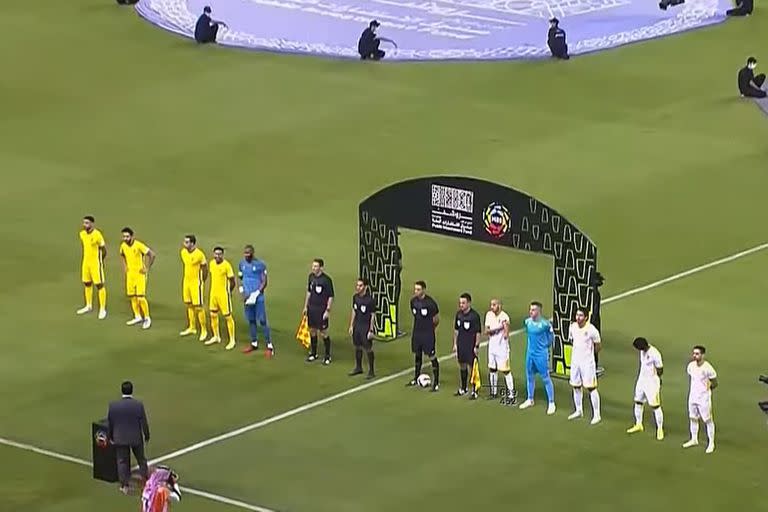 5 jugadores por equipo, antes del partido entre el Al Nasr y Al Ittihad