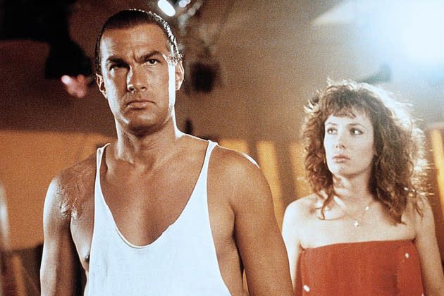 Kelly LeBrock und Steven Seagal in "Hard to Kill" (Bild: ddp Images)