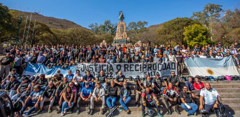 En Salta, la manifestación partió del Monumento a Güemes, con la consigna "Justicia y reciprocidad"