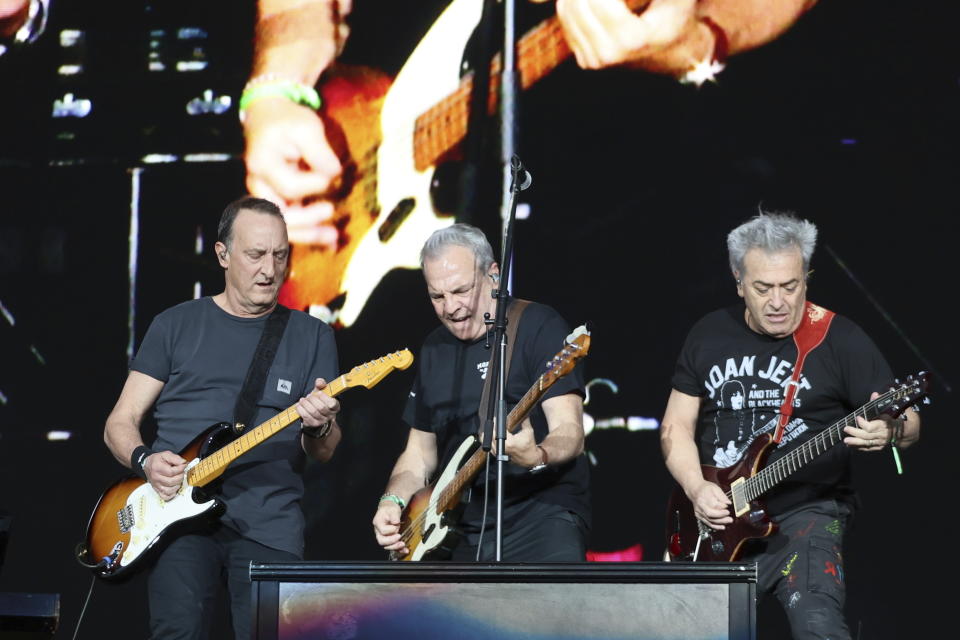 La banda española Hombres G durante su presentación en el Festival Vive Latino en la Ciudad de México el domingo 17 de marzo de 2024. (Foto AP/Ginnette Riquelme)