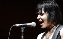 Nicht Rock'n'Roll zu sein, das hat ihr noch nie jemand vorgeworfen: Joan Jett und ihre Band The Blackhearts landeten 1982 mit "I Love Rock'n'Roll" einen weltweiten Hit, 2015 wurde die US-Musikerin in die Rock and Roll Hall of Fame aufgenommen. Das Original wiederum stammt von den Arrows, geschrieben und aufgenommen 1975. (Bild: 2010 Getty Images/Mark Metcalfe)