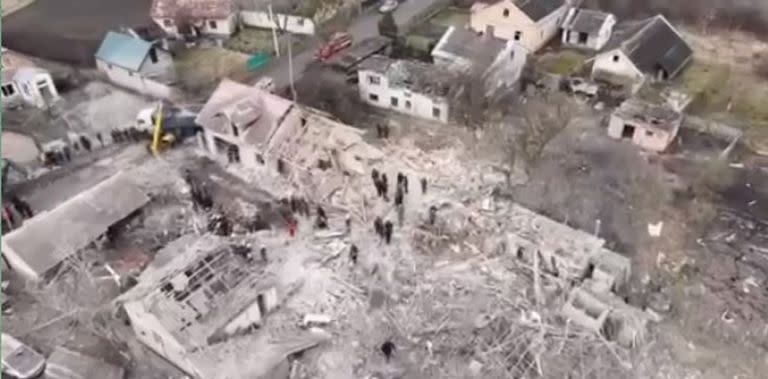 Imagen tomada en el barrio de Zolochiv, una zona residencial de Lviv, tras uno de los cientos de bombardeos que los rusos lanzaron desde el comienzo de la guerra, con distintos armamentos