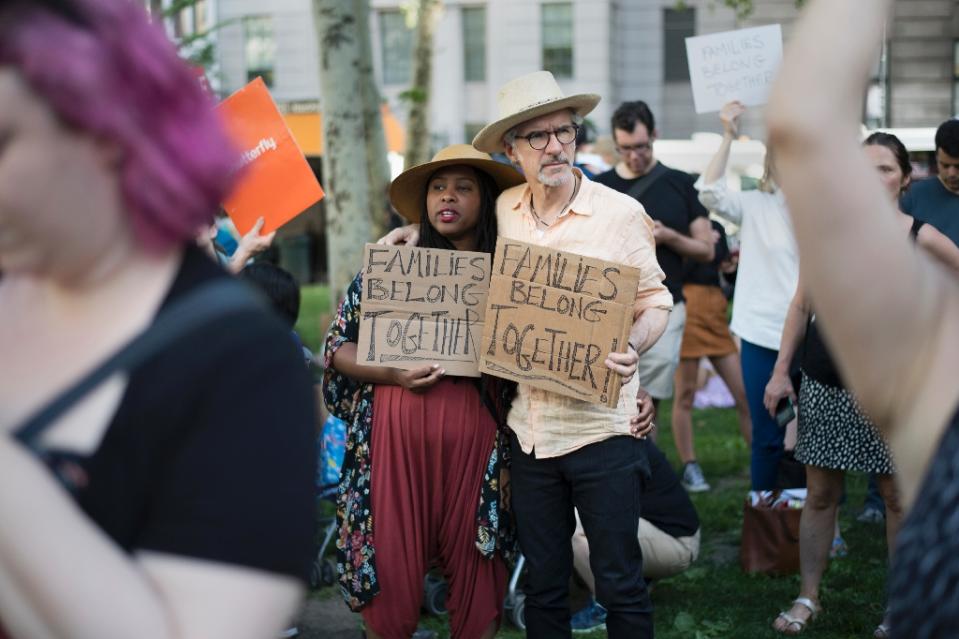 Manifestantes en Nueva York repudian la separación de familias indocumentadas y exigen se les mantenga unidas y s eles permita quedarse en EEUU. (AFP)