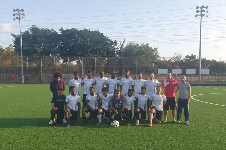 Estudiantes de Tel Aviv, la filial del equipo platense en Israel, antes de uno de los partidos.