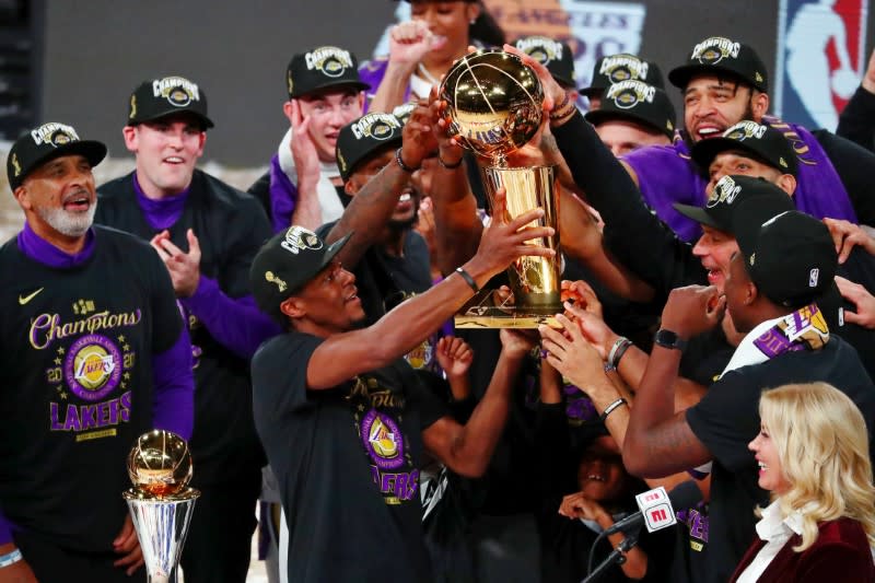 Los Angeles Lakers sostienen el trofeo de las finales después del sexto juego de las finales en el AdventHealth Arena, en Buena Vista, Florida, EEUU, el 11 de octubre de 2020