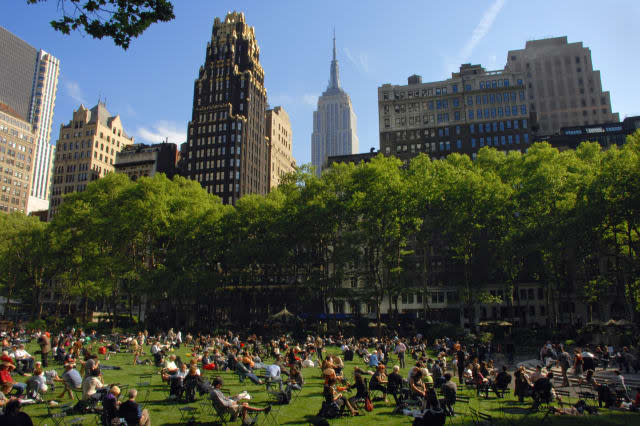 USA, New York City, Manhattan, Bryant Park, people relaxing in the park