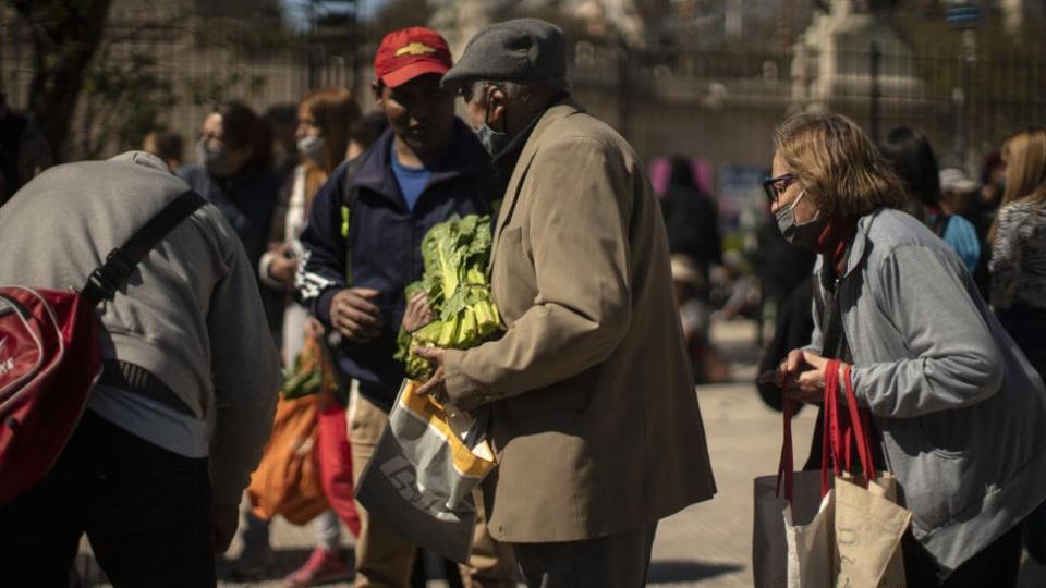 Ancianos con verduras