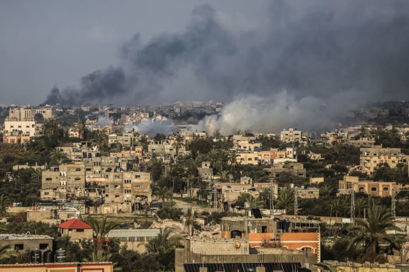 Thick smoke can be seen above the buildings of Gaza City as a result of the continuing attacks on the Al-Zaytoun neighborhood, amid the ongoing battles between Israel and the Palestinian Islamist Hamas movement. Mohammed Talatene/dpa