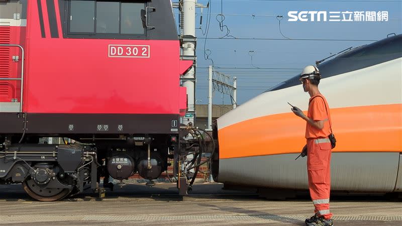 透過3台機關車連結後產生的強大牽引力，即可克服沿線最大35‰的坡度限制，拖曳700T列車在全線移動運行。（圖／記者戴玉翔攝影）