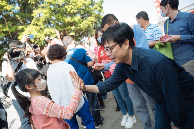 ▲今天陳其邁在高雄蓮池潭和元帝廟參加過好年活動，並發送兔年小紅包和春聯，吸引大批民眾前來排隊，不僅領取紅包春聯，也與市長擊掌、玩自拍。(圖／記者郭凱杰翻攝）