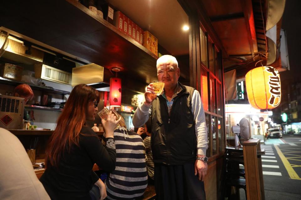 作田富英是居酒屋主人，也是老客人的酒友。