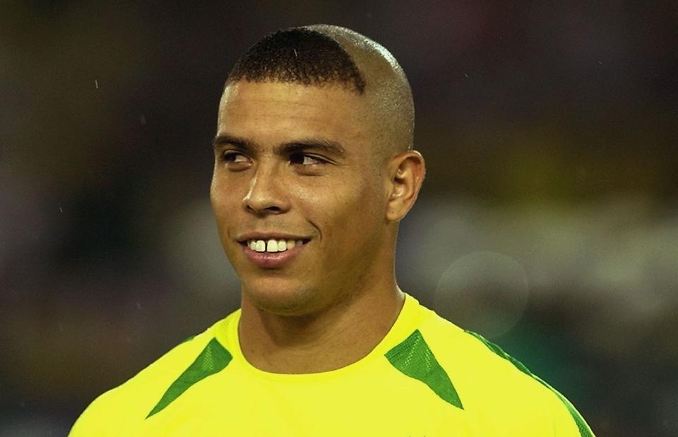 <p>Viel nichts und ein bisschen was Kurioses: Das gilt auch für den Nicht-Haarschnitt, mit dem Brasiliens Ronaldo 2002 Weltmeister wurde. Ist beim Rasieren der Akku ausgegangen? Aber nein. Der Stürmer selbst erklärte die Maßnahme Jahre später so ... (Bild: Shaun Botterill/Getty Images)</p> 