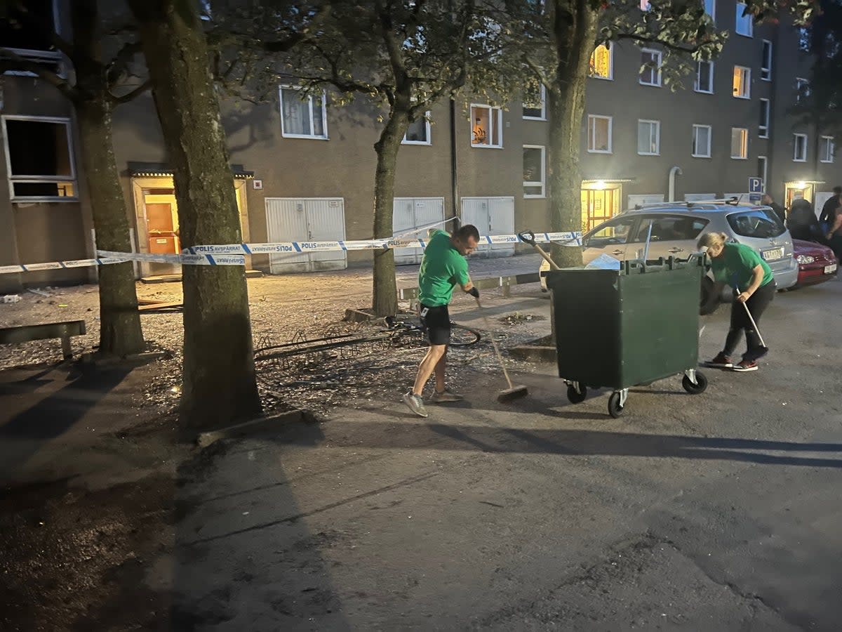 The clear-up at the site of the blast in Hasselby (Jakob Illeborg)