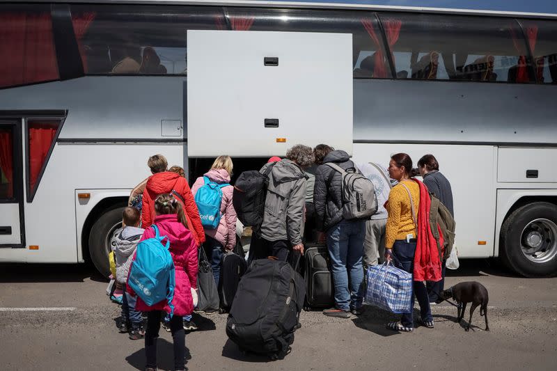 FOTO DE ARCHIVO. Refugiados ucranianos de la región de Mariúpol suben a un autobús con destino a Polonia en un centro de registro y ayuda humanitaria para desplazados internos, en medio de la actual invasión rusa de Ucrania, en Zaporiyia, Ucrania