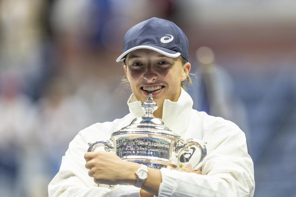 Iga Swiatek (pictured) poses with the US Open trophy.