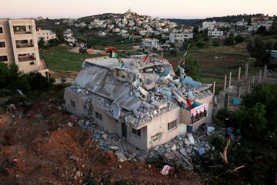 La casa del asaltante palestino Qassam Al-Barghouti destrozada después de que las fuerzas israelíes demolieran su planta superior en la aldea de Kobar, cerca de Ramalah, en la Cisjordania ocupada por Israel. Imagen del 11 de mayo. (Foto: Mohamad Torokman / Reuters).