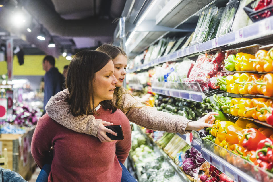 Los menores pueden acompañar a su padres a hacer recados, tomando todas las precauciones recomendadas. Es importante que en nuestra alimentación diaria primen frutas, verduras y hortalizas. Son alimentos bajos en calorías y saciantes (Foto: Getty)