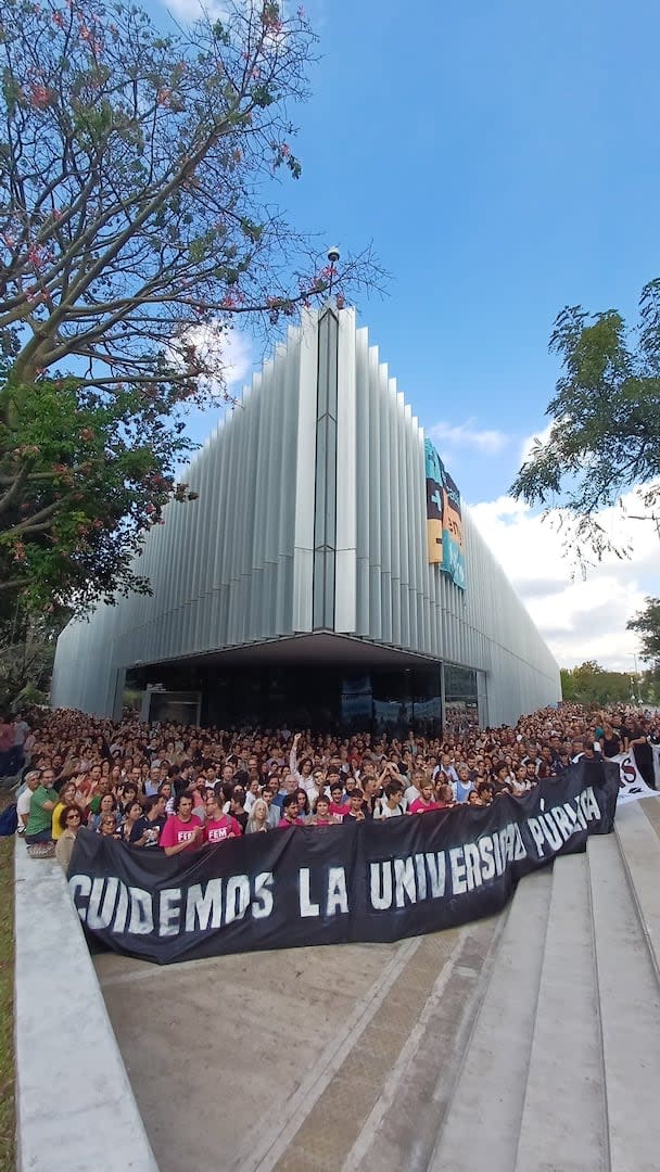 Abrazo al edificio Cero Infinito