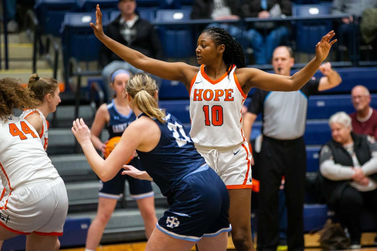 Hope's Raven Jemison guards her Saint Mary's player to start the third quarter Wednesday, Jan. 18, 2023, at DeVos Fieldhouse. 