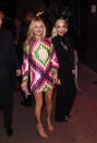 Ungewöhnlich farbenfroh zeigt sich Model Kate Moss in dem geometrischen Mini-Kleid mit langen Ärmeln und Stehkragen, die mit funkelnden Steinchen verziert sind. Damit zieht sie nicht nur den Blick von Rita Ora auf sich. (Bild: Getty Images)