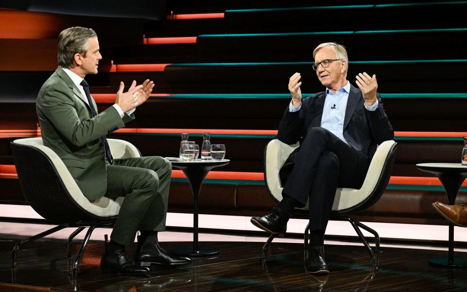 Dietmar Bartsch (rechts) beharrte im Gespräch mit ZDF-Talker Markus Lanz auf einem Stopp von Waffenlieferungen an die Ukraine. (Bild: ZDF / Markus Hertrich)