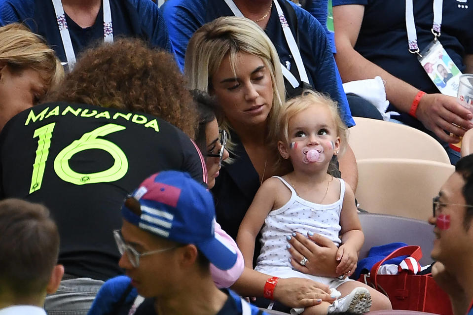 Durant les Jeux de Paris, chaque personne devra être munie d’un billet personnel pour accéder aux épreuves, quel que soit son âge (photo d’illsutration prise durant la Coupe du monde de football 2018 en Russie et montrant l’épouse et la fille d’Antoine Griezmann).