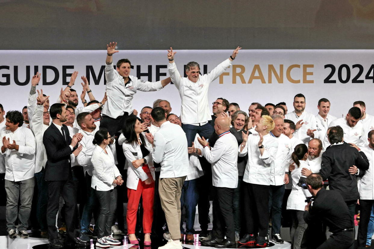 Les chefs Fabien Ferré (en haut, à gauche) et Jérôme Banctel (en haut, à droite) viennent de décrocher trois étoiles au Guide Michelin 2024  - Credit:Xinhua / Xinhua/ABACA