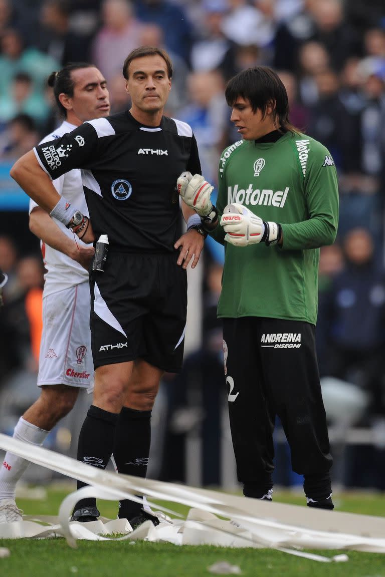 El arquero Gastón Monzón le reclama al árbitro Gabriel Brazenas en un Vélez-Huracán que quedó envuelto en polémicas en 2009