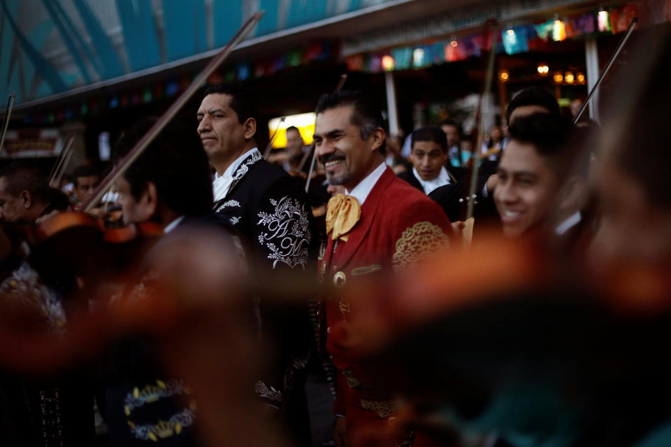 FOTOS: Mariachis intercambian rancheras por víveres tras sismo en México