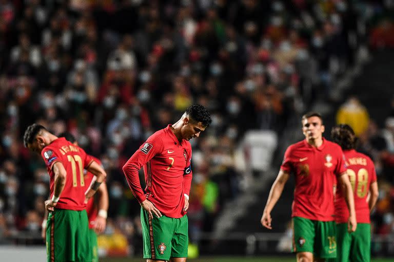 Cristiano Ronaldo se lamenta durante el partido clasificatorio para la Copa del Mundo Qatar 2022 que disputan Serbia y Portugal