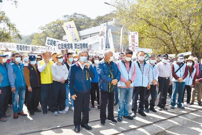 苗栗造橋鄉全部9名村長昨日一起站出來力挺反坤輿行動，要求縣府撤回試營運許可。（謝明俊攝）