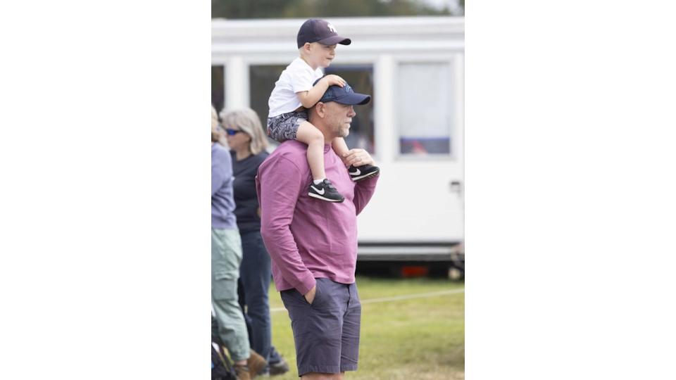 Lucas Tindall sits on Mike Tindall's shoulders