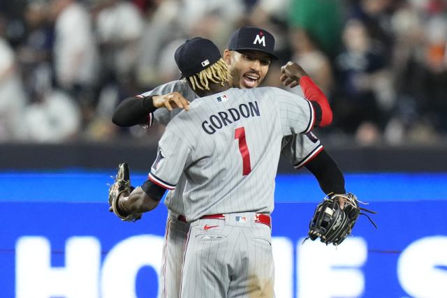 Carlos Correa has great reaction to Yankee Stadium boos