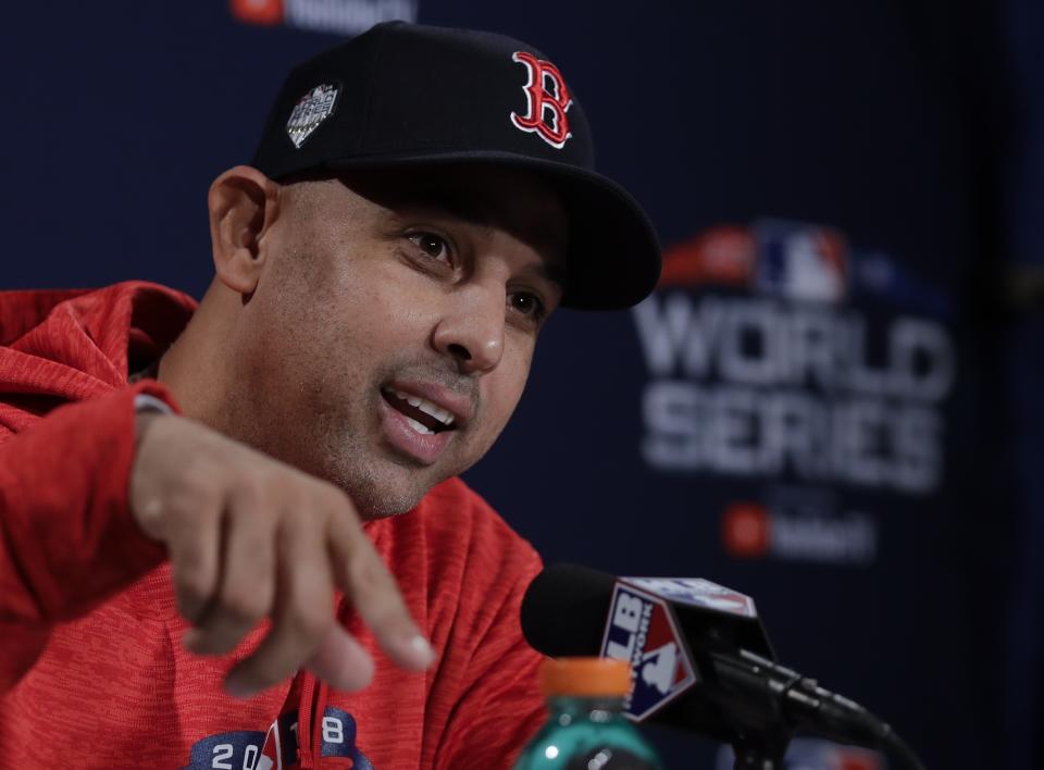 El puertorriqueño Alex Cora, manager de los Medias Rojas de Boston, habla en una conferencia de prensa previa a la Serie Mundial, el lunes 22 de octubre de 2018 (AP Foto/Charles Krupa)