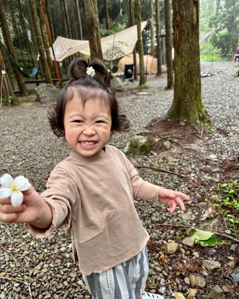 ▲趙孟姿一家人選了油桐花樹下的營位，非常浪漫。